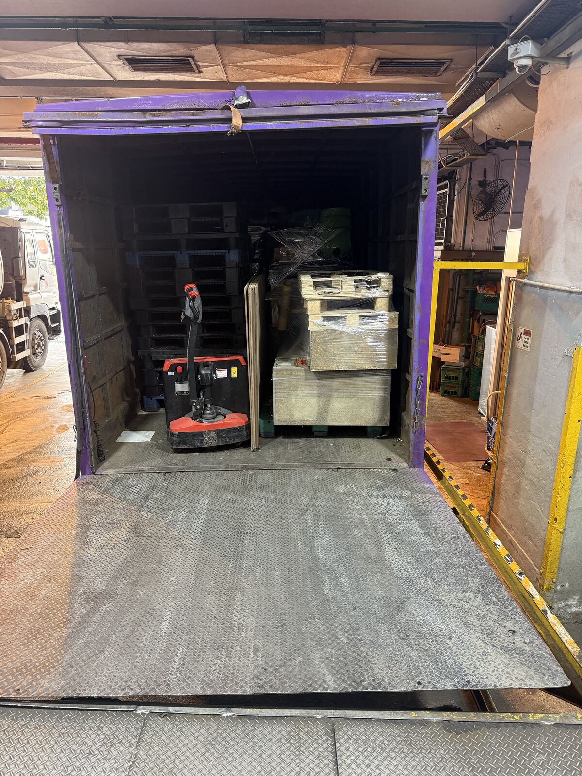 牛奶公司垃圾清理服務 - 貨櫃裝卸